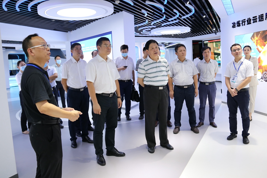 自治区大数据发展局局长席扬一行到海东数广工业云运营调度中心调研