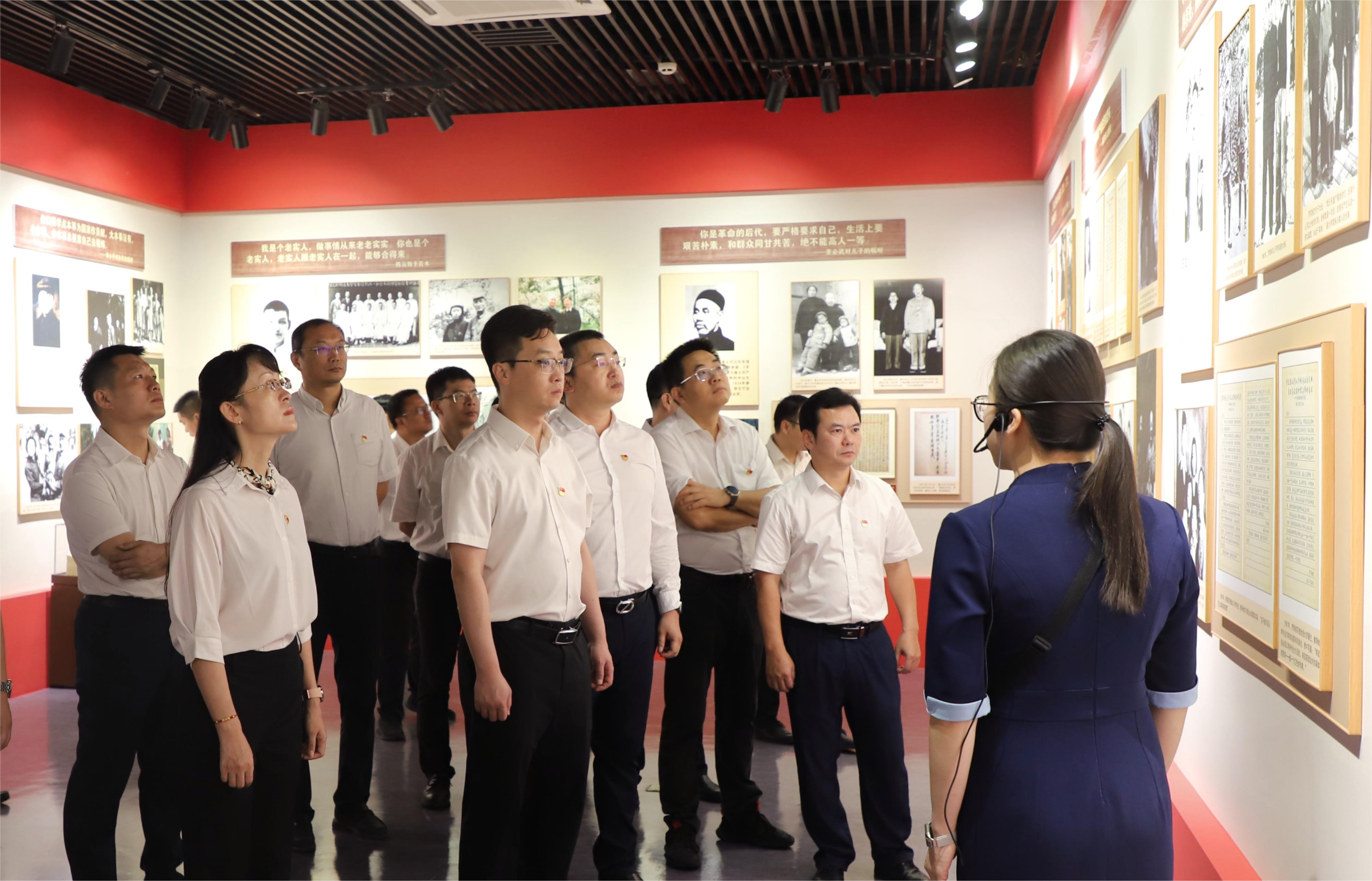 集团888集团参观“中国共产党人的家风”档案展