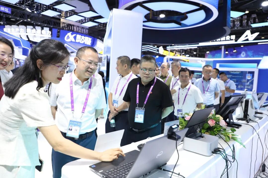 周飞率队到东博会人为智能展厅调研